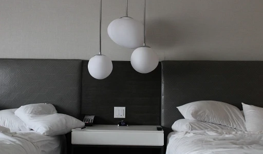 स्मार्ट रूम तकनीक कैसे बदल रही है पेरिस के लक्ज़री होटलों की दुनिया?