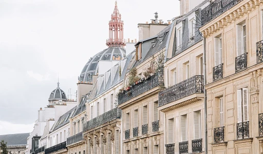 पेरिस के बुटीक और लक्ज़री होटल्स में निजता की खोज: विशिष्ट आवासीय अनुभव हेतु गाइड